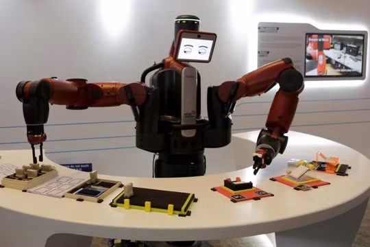 Robot Baxter của công ty Rethink Robotics đang biểu diễn khả năng của nó tại Diễn đàn Kinh tế Thế giới ở tỉnh Liêu Ninh, Trung Quốc - Ảnh: REUTERS