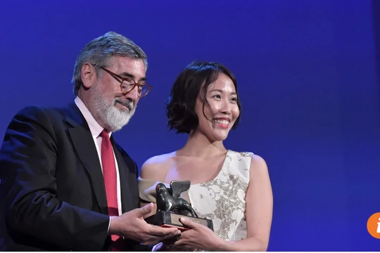 Gina Kim nhận giải thưởng cho phim VR xuất sắc nhất tại Liên hoan Phim Venice lần thứ 74 (tháng 9/2017). Ảnh AFP