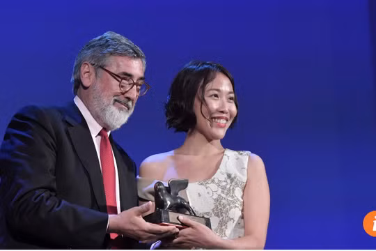 Gina Kim nhận giải thưởng cho phim VR xuất sắc nhất tại Liên hoan Phim Venice lần thứ 74 (tháng 9/2017). Ảnh AFP