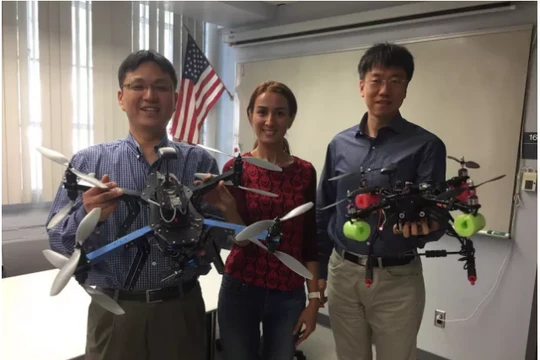 GS Young-Jun Son (trái) và các đồng nghiệp Sara Minaeian và Jian Liu sử dụng các drone để thiết kết hệ thống tự động theo dõi tuần tra biên giới. (Ảnh tư liệu Trường Kỹ thuật Đại học Arizona) 