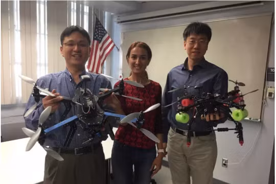 GS Young-Jun Son (trái) và các đồng nghiệp Sara Minaeian và Jian Liu sử dụng các drone để thiết kết hệ thống tự động theo dõi tuần tra biên giới. (Ảnh tư liệu Trường Kỹ thuật Đại học Arizona) 