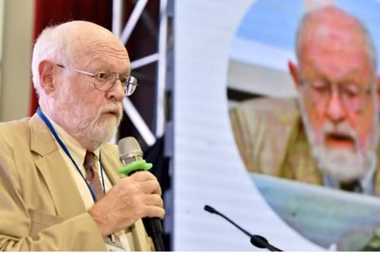 Tháng 11-2017, ĐH KHXH&NV (ĐH Quốc gia TP.HCM) tổ chức hội thảo quốc tế Vai trò của khoa học xã hội và nhân văn trong phát triển kinh tế - xã hội thu hút nhiều học giả, trí thức trên thế giới. Trong ảnh: GS Baker, Edward J, Viện Harvard – Yenching (Mỹ) tạ