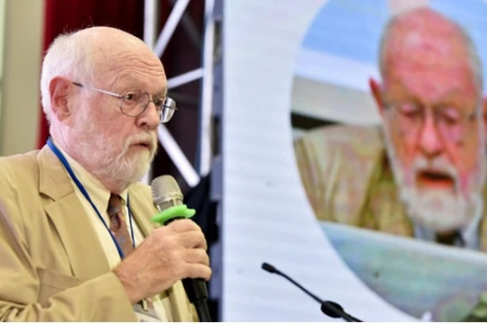 Tháng 11-2017, ĐH KHXH&NV (ĐH Quốc gia TP.HCM) tổ chức hội thảo quốc tế Vai trò của khoa học xã hội và nhân văn trong phát triển kinh tế - xã hội thu hút nhiều học giả, trí thức trên thế giới. Trong ảnh: GS Baker, Edward J, Viện Harvard – Yenching (Mỹ) tạ