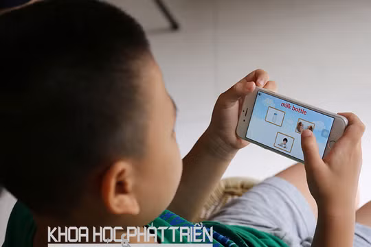 Bé Nguyễn Nam Anh (4 tuổi, Hà Nội) đang học tiếng Anh trên phần mềm Monkey junior. Ảnh: Thanh Hằng. 