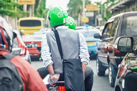 Nhiều người đã dùng ứng dụng Grab để đặt dịch vụ xe máy, ô tô.