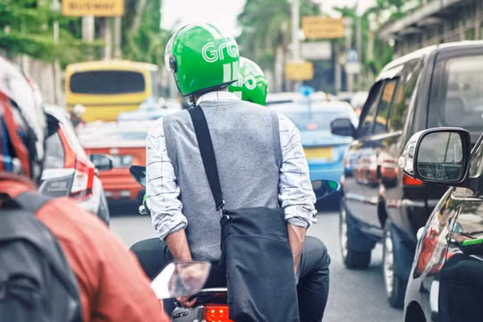 Nhiều người đã dùng ứng dụng Grab để đặt dịch vụ xe máy, ô tô.