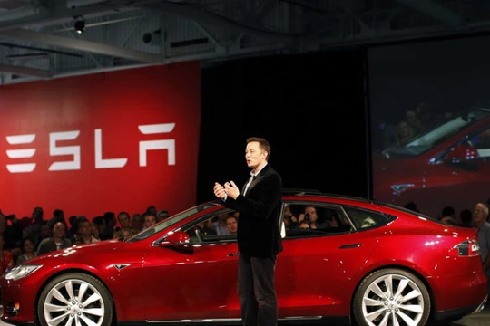 Ông Elon Musk giới thiệu mẫu xe chạy bằng ắc quy của Tesla 