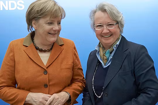 Bộ trưởng Bộ Giáo dục Annette Schavan (phải) - người có nhiều đóng góp trong thay đổi nền học thuật Đức, luôn nhận được sự ủng hộ của Thủ tướng Angela Merkel. Nguồn: storiesaktuell.blogspot.com. 