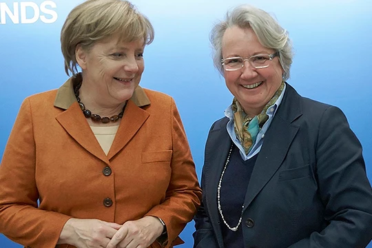 Bộ trưởng Bộ Giáo dục Annette Schavan (phải) - người có nhiều đóng góp trong thay đổi nền học thuật Đức, luôn nhận được sự ủng hộ của Thủ tướng Angela Merkel. Nguồn: storiesaktuell.blogspot.com. 