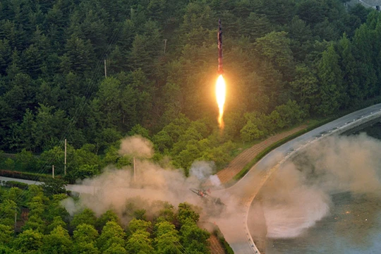 Hình ảnh tên lửa được phóng lên (Reuters)