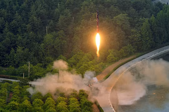 Hình ảnh tên lửa được phóng lên (Reuters)