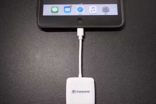 Smart Reader RDA2 có thể đọc được dữ liệu trên thẻ nhớ và chuyển vào iPhone ẢNH: TRANSCEND