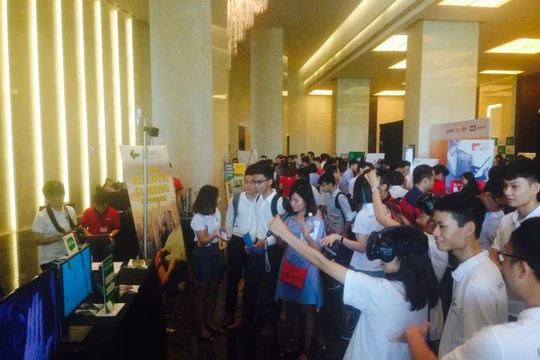 Giới trẻ Việt hào hứng khám phá sản phẩm công nghệ mới tại diễn đàn "Sáng tạo trong kỷ nguyên Cách mạng 4.0". (Ảnh: H.T) Báo Việt Nam và Thế giới