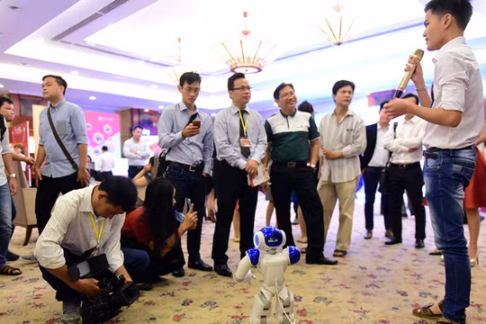 ĐH Quốc gia TP.HCM trình diễn robot tại Ngày công nghệ Tuổi Trẻ 8-12. Trong CMCN 4.0, robot sẽ thay thế nhiều vị trí việc làm của con người - Ảnh: QUANG ĐỊNH