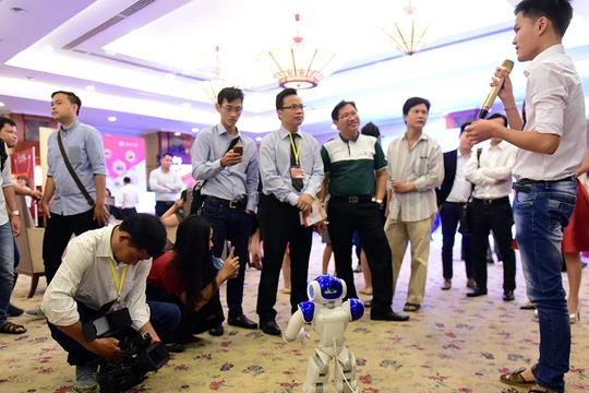 ĐH Quốc gia TP.HCM trình diễn robot tại Ngày công nghệ Tuổi Trẻ 8-12. Trong CMCN 4.0, robot sẽ thay thế nhiều vị trí việc làm của con người - Ảnh: QUANG ĐỊNH