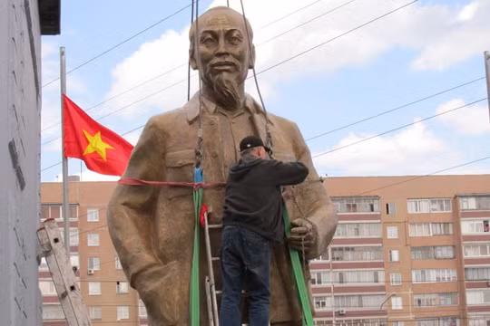 Bức tượng Chủ tịch Hồ Chí Minh đang được đưa vào vị trí