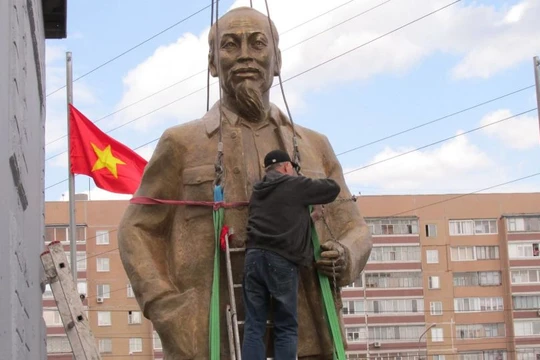 Bức tượng Chủ tịch Hồ Chí Minh đang được đưa vào vị trí