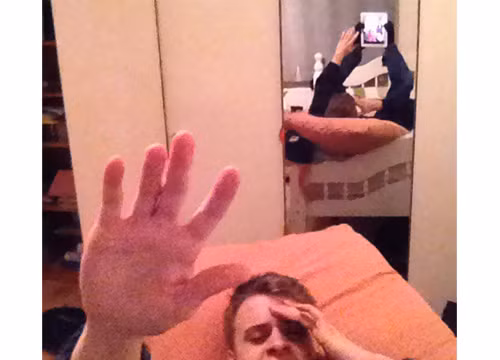 "Còn sớm mà bạn gái đã đánh thức tôi dậy". 