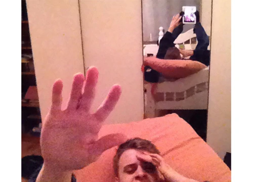 "Còn sớm mà bạn gái đã đánh thức tôi dậy". 