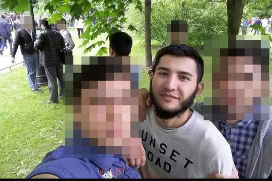 Dzhalinov cùng bạn bè (ảnh trong tài khoản mạng xã hội)