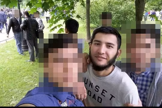 Dzhalinov cùng bạn bè (ảnh trong tài khoản mạng xã hội)