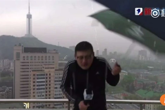 Sét đánh trúng MC làm rơi chiếc ô