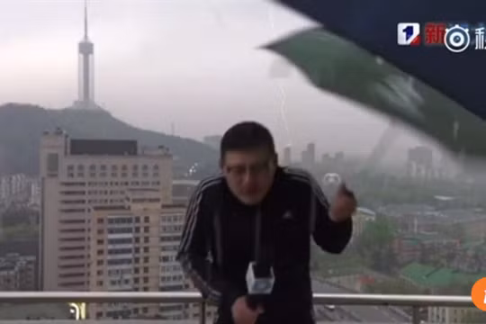 Sét đánh trúng MC làm rơi chiếc ô