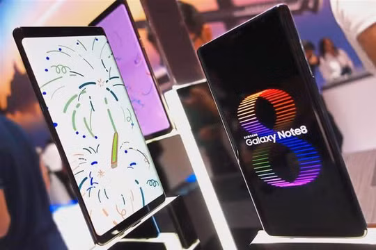 Galaxy Note 8 là một trong số các sản phẩm được bán trợ giá từ Viettel Store ẢNH: AFP
