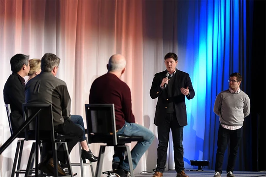 Brian Bosché và Dan Bloom của nhóm khởi nghiệp Slope đang thuyết trình trong Ngày Startup GeekWire 2016. Ảnh: GeekTime