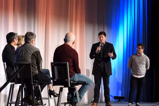 Brian Bosché và Dan Bloom của nhóm khởi nghiệp Slope đang thuyết trình trong Ngày Startup GeekWire 2016. Ảnh: GeekTime