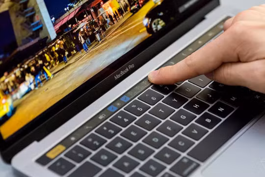 Dải cảm ứng Touch Bar là một điểm nhấn mới có trong mẫu máy MacBook Pro 2016