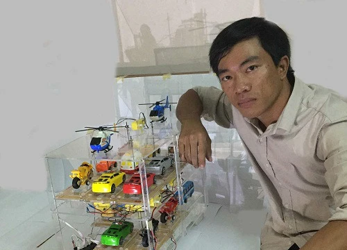 Phan Văn Hán và mô hình mini sản phẩm. Ảnh: Nhân vật cung cấp