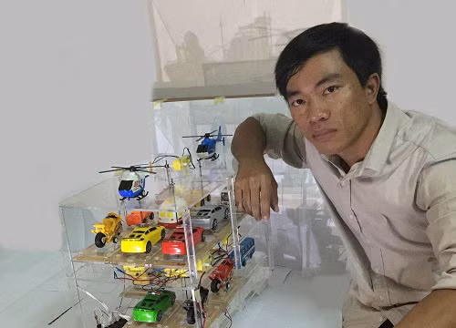 Phan Văn Hán và mô hình mini sản phẩm. Ảnh: Nhân vật cung cấp