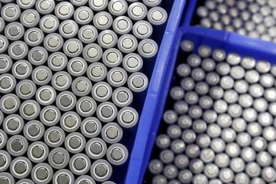 Pin cho xe điện được sản xuất tại một nhà máy ở Đông Quan, Trung Quốc. ẢNH: REUTERS