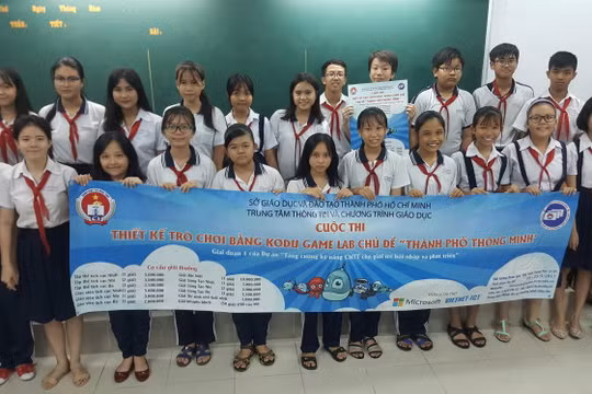 Các thí sinh đoạt giải chụp ảnh lưu niệm