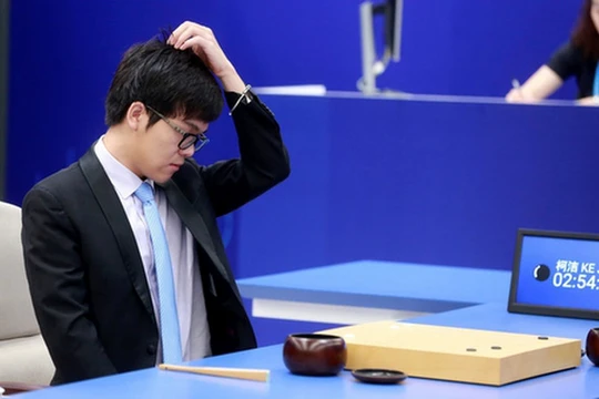 Kỳ thủ Kha Khiết thất bại trước AlphaGo. (Ảnh: IBTimes)