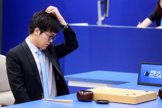 Kỳ thủ Kha Khiết thất bại trước AlphaGo. (Ảnh: IBTimes)