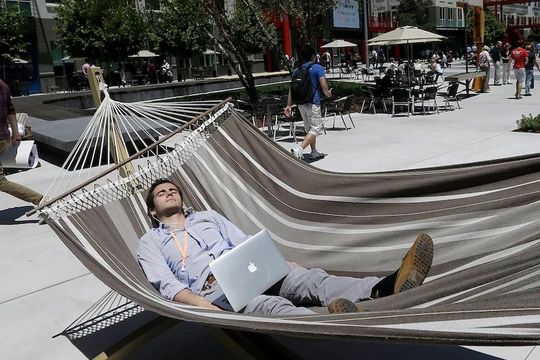 Một kỹ sư của Facebook nằm võng trong giờ làm việc. Ảnh: Business Insider