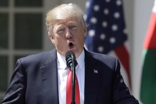 Tổng thống Mỹ Donald Trump nói về cuộc tấn công bằng khí độc tại Syria trong cuộc họp báo chung với nhà Vua Abdullah II của Jordan tại Nhà Trắng. Ảnh REUTERS/Yuri Gripas