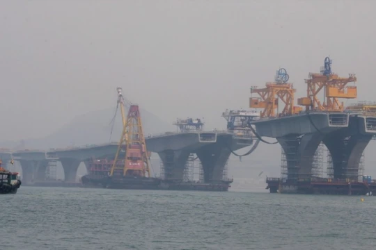 Công trình xây cầu vượt biển dài nhất thế giới