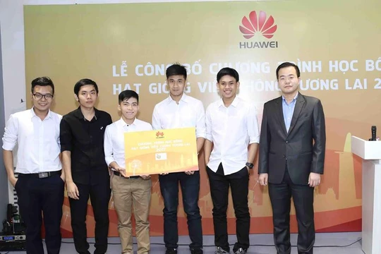 Các sinh viên ưu tú nhận học bổng "Hạt giống Viễn thông tương lai 2017" tại TP.HCM. Ảnh: Duy Vũ.