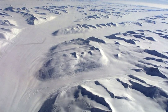 Dưới lớp băng dày có rất nhiều núi lửa