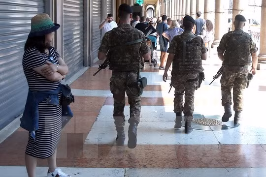 Lực lượng an ninh Italy tuần tra tại Milan. (Nguồn: EPA/TTXVN)