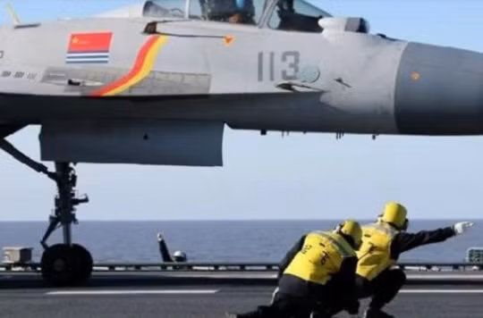 Máy bay J -15 chuẩn bị cất cánh từ trên boong tàu Liêu Ninh
