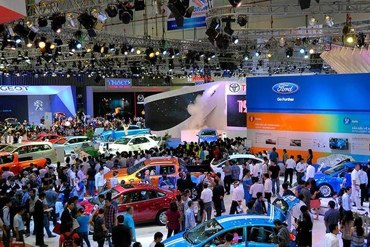 Đầu tháng 11, thị trường ô tô đã đón nhận những thông tin gây bão khi các doanh nghiệp sản xuất, kinh doanh ô tô công bố sớm giá xe năm 2018. (Ảnh minh hoạ)