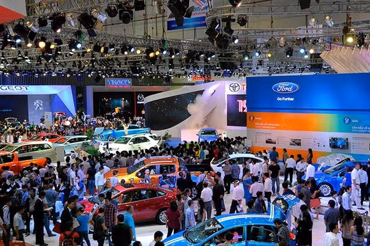 Đầu tháng 11, thị trường ô tô đã đón nhận những thông tin gây bão khi các doanh nghiệp sản xuất, kinh doanh ô tô công bố sớm giá xe năm 2018. (Ảnh minh hoạ)