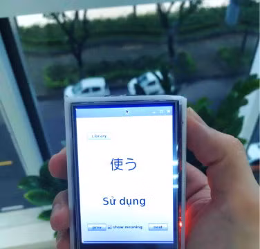 Với e-FlashCard, người dùng chỉ cần lắc cổ tay để học từ vựng. Ảnh: NVCC
