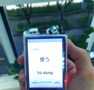 Với e-FlashCard, người dùng chỉ cần lắc cổ tay để học từ vựng. Ảnh: NVCC