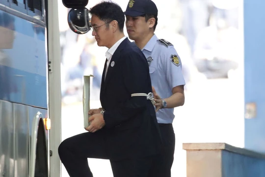 Ông Lee Jae Yong bị cảnh sát áp giải lên xe