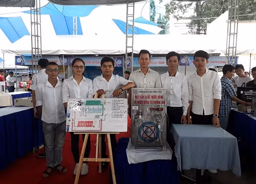 Các thành viên nhóm và sản phẩm tại Liên hoan tuổi trẻ sáng tạo năm 2017 do Thành đoàn TP.HCM tổ chức. Ảnh: NVCC.